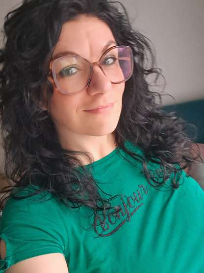 Ma présentation Jeune femme brune avec un tee shirt vert